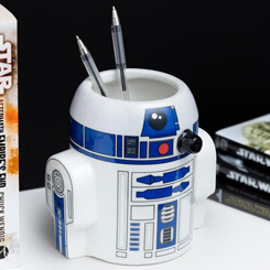 Da un toque curioso, curiosísimo a tu escritorio con este portalápices del carismático R2-D2. Su divertido diseño, inspirado en la saga de StarWars, presenta preciosos detalles