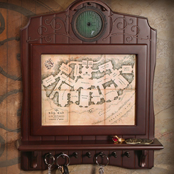 Portallaves oficial basado en la saga de El Hobbit. Elaborado en madera, este hermoso expositor cuenta con un mapa de Bolsón Cerrado y siete ganchos para guardar todas las llaves de forma segura.