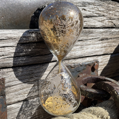 Reloj de arena oficial de Piratas del Caribe basado en la popular saga de Disney. Este precioso reloj de arena está realizado en vidrio transparente con las siluetas grabadas de Redd