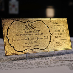 Réplica oficial de la invitación al Overlook Hotel Ball. Este billete de oro de 24 quilates está limitado al año de lanzamiento, 1980 en todo el mundo. El boleto es una invitación al Overlook Hotel Ball