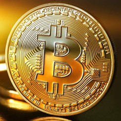 Réplica de una moneda de Bitcoin ideal para utilizarla como amuleto o para decoración. La moneda está realizada en hierro y bañada en oro, tiene un peso aproximado de 30 gr., y un diámetro de 4 cm. El regalo perfecto para un bitcoiner. 