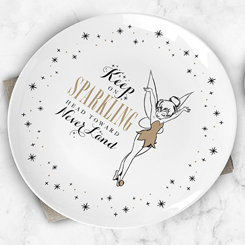 Set oficial platos de Campanilla, Tu hada preferida de Disney está aquí con cuatro divertidos diseños. Los platos están realizados en porcelana, pueden usarse en el lavavajillas y en el microondas. 