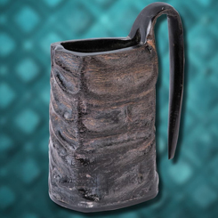 Disfruta de tu bebida preferida con esta preciosa taza hecha de Cuerno de búfalo de medio litro. Tiene una inusual forma triangular y también luce un original asa. Para beber como un auténtico rey vikingo!!. 