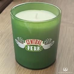 ¡Haz que tu hogar se sienta como el Central Perk con esta vela oficial de Friends! Enciende esta vela y deja que su suave brillo y aroma llenen tu espacio, creando la atmósfera acogedora de tu café favorito en Nueva York.