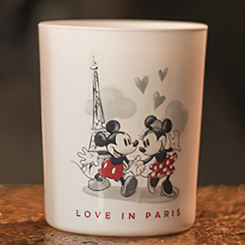 Vela Perfumada Disney Love In Paris en cera 100% vegetal. Su aroma gourmet de manzana del amor caramelizada te recordará los grandes momentos de nuestros amantes favoritos en los hermosos distritos parisinos.