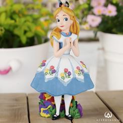 ¡Prepárate para sumergirte en el maravilloso mundo de Disney con esta impresionante figura de Alicia de la colección Disney Showcase Botanical! Con su vestido de fiesta a la moda y texturas de lino, pinturas iridiscentes y flores esculpidas en 3D