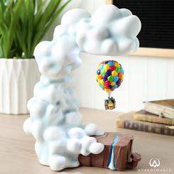 Espectacular figura de la casa de Carl flotando debajo de las nubes basada en la película de Up. Esta figura tiene la función de levitar y de iluminación LED. Esta obra de arte está realizada en poliresina y vinilo