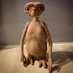 Figura Edición Limitada de E.T., inspirada en la emblemática película "E.T. El Extraterrestre" dirigida por Steven Spielberg en 1982. Esta figura, con aproximadamente 30 cm de altura, es una fiel reproducción del entrañable personaje