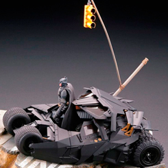 Espectacular Diorama Batmobile Tumbler in Gotham City, De la línea de Legacy of Revoltech de Kaiyodos viene este diorama detallado, que mide aprox. 17 cm de longitud.