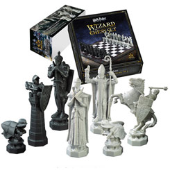Réplica oficial del ajedrez de la película Harry Potter y la Piedra Filosofal. Esta recreación del tablero de ajedrez tiene unas dimensiones de 47 x 47 cm., y se acompaña de 32 piezas que reproducen a las aparecidas en la película