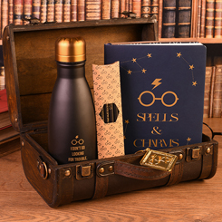 El emblemático baúl de Hogwarts puede ser el complemento perfecto de tu día a día y contiene una botella de agua de acero inoxidable (Capacidad: 0,35 litros), una libreta, 4 lápices y un llavero metálico. 