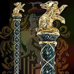 Réplica Oficial del bolígrafo de la casa Hufflepuff. “Puedes pertenecer a Hufflepuff donde son justos y leales. Esos perseverantes Hufflepuff de verdad no temen al trabajo pesado”.