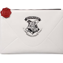 Espectacular bolso de viaje de mano oficial con la forma de la carta que Harry Potter recibe de Hogwarts basado en la famosa saga de Harry Potter escrito por la autora británica J. K. Rowling. 