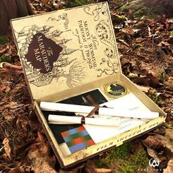 Caja de recuerdos de Harry Potter compuesta por la carta de inscripción a Hogwarhts, el cartel de recompensa por Sirius Black, una entrada de la copa del mundo de Quidditch...