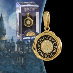Mágico colgante del Ministerio de Magia basado en la saga de Harry Potter. Esta preciosa pieza de coleccionista plateado hará las delicias de los fans del mago más famoso de la gran pantalla.