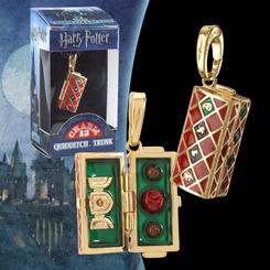Precioso colgante con la forma del Quidditch Trunk basado en la saga de Harry Potter. Esta preciosa pieza de coleccionista plateado hará las delicias de los fans del mago más famoso de la gran pantalla. 