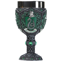 Copa oficial de la casa Slytherin basada en la saga de Harry Potter. Simbolizado por la serpiente, Salazar Slytherin valoraba la astucia y la ambición, y su casa reclamó a muchas de las brujas y magos más oscuros de la historia, 