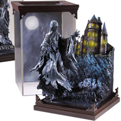 La figura oficial del Dementor de la línea Criaturas Mágicas captura con gran detalle la aterradora presencia de estos espectros de la saga Harry Potter. Fabricada en PVC por Noble Collection