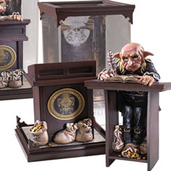 Figura oficial Gringotts Goblin de la línea Criaturas Mágicas basada en la saga de Harry Potter. Este figura está realizada en PVC y tiene unas medidas aproximadas de 11 x 19 cm.