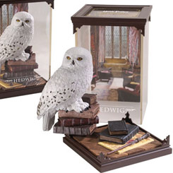 ¡Trae la magia de Harry Potter a tu hogar con la figura oficial de Hedwig de la línea Criaturas Mágicas! Esta encantadora figura está hecha de PVC y tiene unas medidas aproximadas de 11 x 19 cm