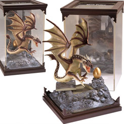 Figura oficial Dragón Húngaro Cola Cuerno de la primera prueba de la línea Criaturas Mágicas basada en la saga de Harry Potter. Este figura está realizada en PVC y tiene unas medidas aproximadas de 11 x 19 cm.