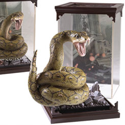 Figura oficial Nagini de la línea Criaturas Mágicas basada en la saga de Harry Potter. Este figura está realizada en PVC y tiene unas medidas aproximadas de 11 x 19 cm. 