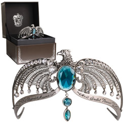 Descubre la exquisita Réplica Oficial de la Diadema de Rowena Ravenclaw. Esta cautivadora pieza, inspirada en la mítica diadema perdida de Rowena Ravenclaw que fue convertida en uno de los Horrocruxes por Voldemort,