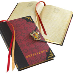 Réplica Oficial del diario de Gryffindor basado en la saga de Harry Potter. Ahora podrás plasmar todos tus hechizos en esta fabulosa pieza de coleccionista.