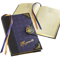 Descubre la magia de Hogwarts con esta réplica oficial del diario inspirado en la emblemática saga de Harry Potter. Con unas dimensiones aproximadas de 27 x 17 x 2 cm, este diario es perfecto para guardar tus pensamientos