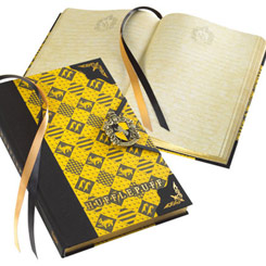 Añade un toque de magia a tu día a día con la réplica oficial del diario de Hufflepuff, inspirado en la querida saga de Harry Potter. Con unas dimensiones aproximadas de 27 x 17 x 2 cm