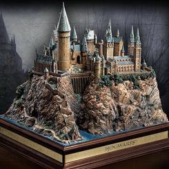 Deslumbrante Diorama del Castillo de Hogwarts. Esta espectacular pieza de coleccionista está realizada en poli-piedra (poly Stone) y pintada a mano con todo lujo de detalles. 