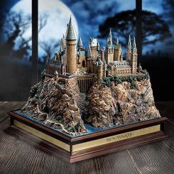 Deslumbrante Diorama del Castillo de Hogwarts. Esta espectacular pieza de coleccionista está realizada en poli-piedra (poly Stone) y pintada a mano con todo lujo de detalles. 