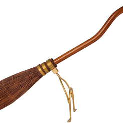 Réplica Oficial New Edition de la Nimbus 2000 vista en la saga de Harry Potter. Esta edición mejorada, está hecha a mano con mango de madera completamente barnizada, con una auténtica cerda de sauce llorón.