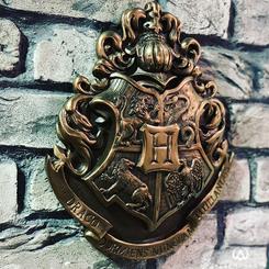 Réplica oficial del Escudo de Hogwarts basado en la fantástica saga de Harry Potter.  El escudo tiene unas dimensiones aproximadas de 26 x 31 cm., y está realizado en resina. El regalo perfecto para decorar la pared de tu espacio más mágico.