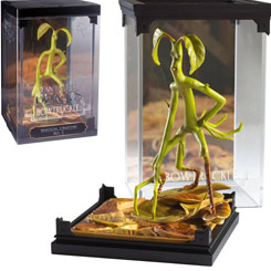 ¡Descubre la magia de las criaturas con la Figura Oficial Bowtruckle de la línea Criaturas Mágicas de la saga "Animales fantásticos y dónde encontrarlos"! Esta encantadora figura, realizada en PVC