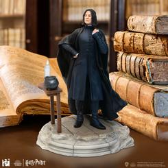 Figura oficial del profesor Snape basado en la saga de Harry Potter. Esta preciosa figura está realizada en resina y tiene unas medidas aproximadas de 25 x 18 x 19 cm., el Jefe de la Casa Slytherin 