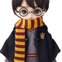 De la serie de películas de fama internacional "Harry Potter", llega una muñeca Harmonia Bloom del personaje principal Harry Potter. El cabello negro azabache alborotado de Harry 