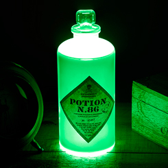 Ilumina tu escritorio o mesa de noche con esta divertida botella "Poción n.º 86" basada en la saga Harry Potter. Con la forma de una botella de veneno con una etiqueta en el frente con advertencias.