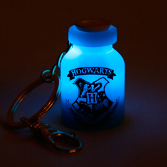 Llavero oficial Potion Bottle Hogwarts Crest basado en la saga de Harry Potter. El llavero incorpora LED's que se iluminan cuando el llavero está en uso 
