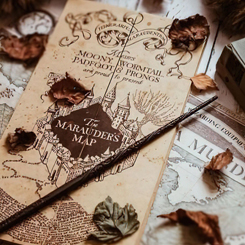 Impresionante réplica a tamaño real del Mapa del Merodeador (Marauder´s Map) impreso en papel de pergamino. El mapa del Merodeador tiene unas dimensiones aproximadas cuando está abierto de 39 x 184 cm., y de 39 x 21 cm.