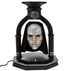 Máscara levitante de mortífago Bellatrix Lestrange exclusiva de Enesco de la colección Wizarding World Harry Potter. La máscara levita en un magnífico escenario gracias a un sistema de imanes polarizados.