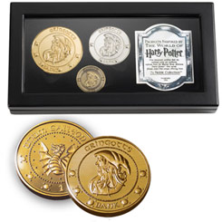 Réplica oficial de la colección de monedas originarias de las cajas fuertes de Gringotts. Esta colección está compuesta por tres piezas: una pequeña chapada en cobre...