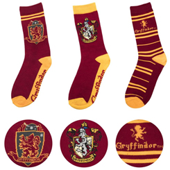 Set de 3 pares de calcetines oficiales de la casa Gryffindor basados en la saga de Harry Potter. Disfruta de estos calcetines realizados en 98% poliéster y 2% elastán.