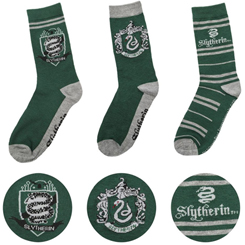 Set de 3 pares de calcetines oficiales de la casa Slytherin basados en la saga de Harry Potter. Disfruta de estos calcetines realizados en 98% poliéster y 2% elastán.