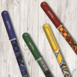 Pack de 4 bolígrafos de Gel de las casas de Hogwarts, esto preciosos bolígrafos te harán más divertido el día mientras trabajas o estudias. Los 4 bolígrafos representan las casas de Gryffindor...