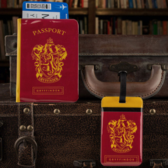 Pack de viaje Gryffindor basado en la saga de Harry Potter. Este pack está compuesto por un porta pasaporte y una etiqueta de equipaje. Ambos productos están realizados en PVC de alta calidad