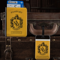 Pack de viaje Hufflepuff basado en la saga de Harry Potter. Este pack está compuesto por un porta pasaporte y una etiqueta de equipaje. Ambos productos están realizados en PVC de alta calidad 