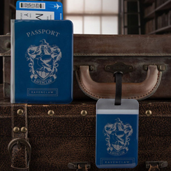 Pack de viaje Ravenclaw basado en la saga de Harry Potter. Este pack está compuesto por un porta pasaporte y una etiqueta de equipaje. Ambos productos están realizados en PVC de alta calidad