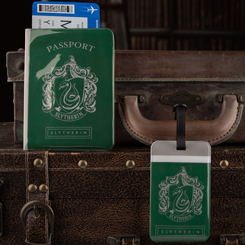 Pack de viaje Slytherin basado en la saga de Harry Potter. Este pack está compuesto por un porta pasaporte y una etiqueta de equipaje. Ambos productos están realizados en PVC de alta calidad