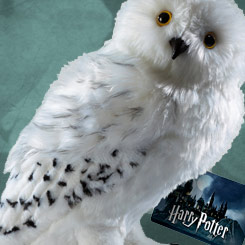 Peluche oficial de la lechuza Hedwig basado en la saga de Harry Potter, Este fantástico peluche realizado en 100 % polyester, tiene una altura aproximada de 30 cm.